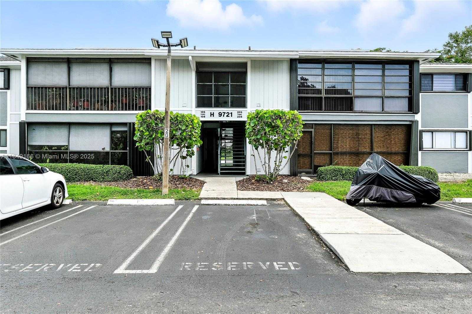 Small Image of 9721 HAMMOCKS BLVD #206, Miami Number 5