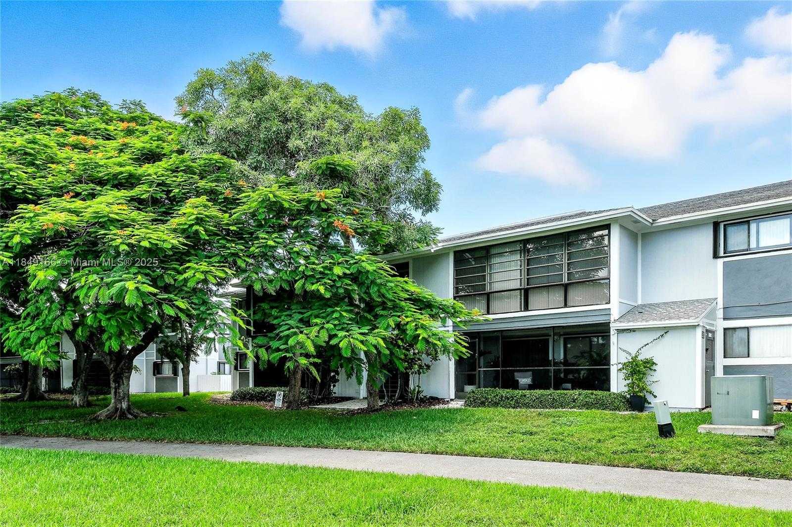 Small Image of 9721 HAMMOCKS BLVD #206, Miami Number 6