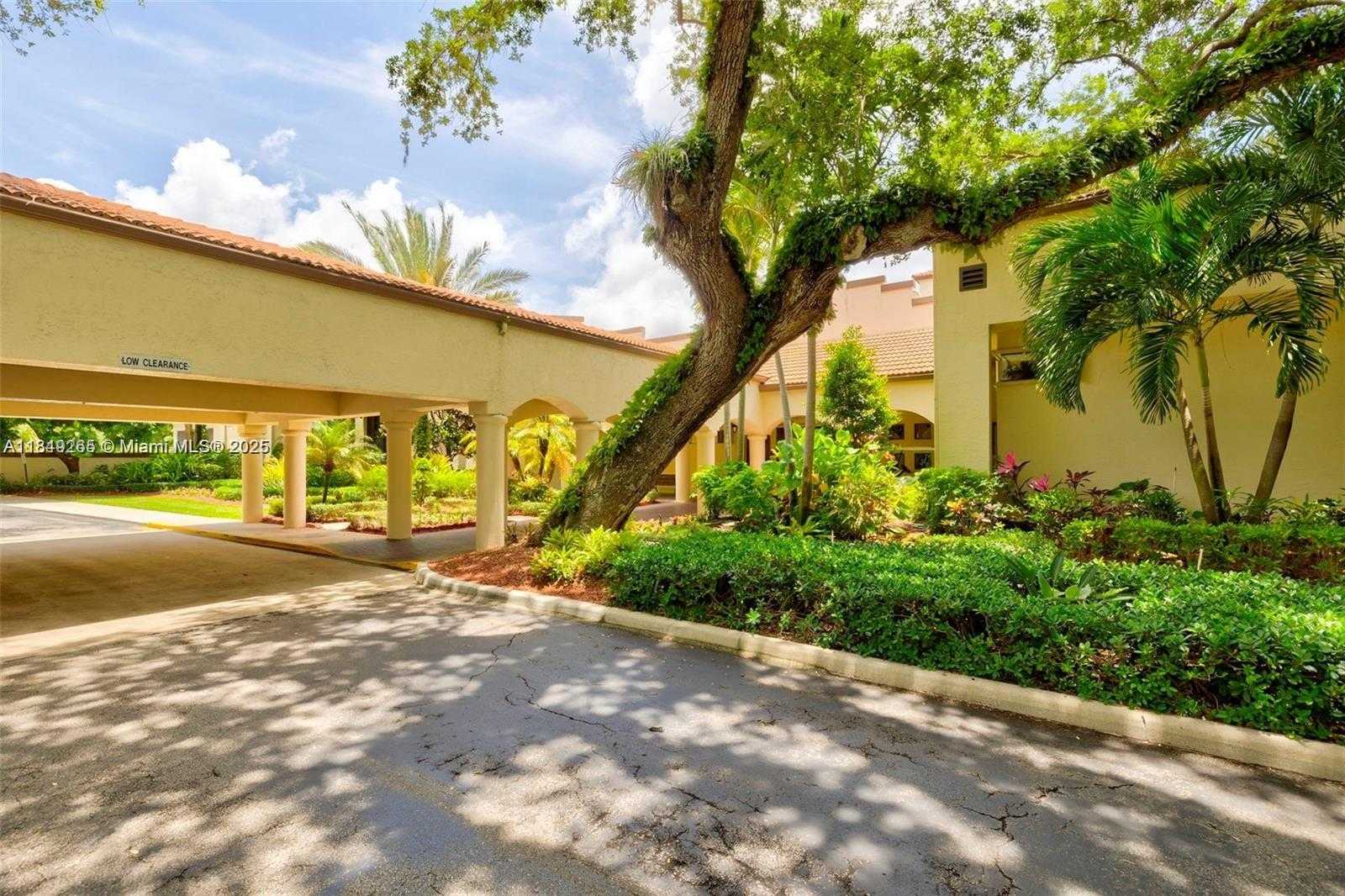 Small Image of 1920 SABAL PALM DR #201, Davie Number 19