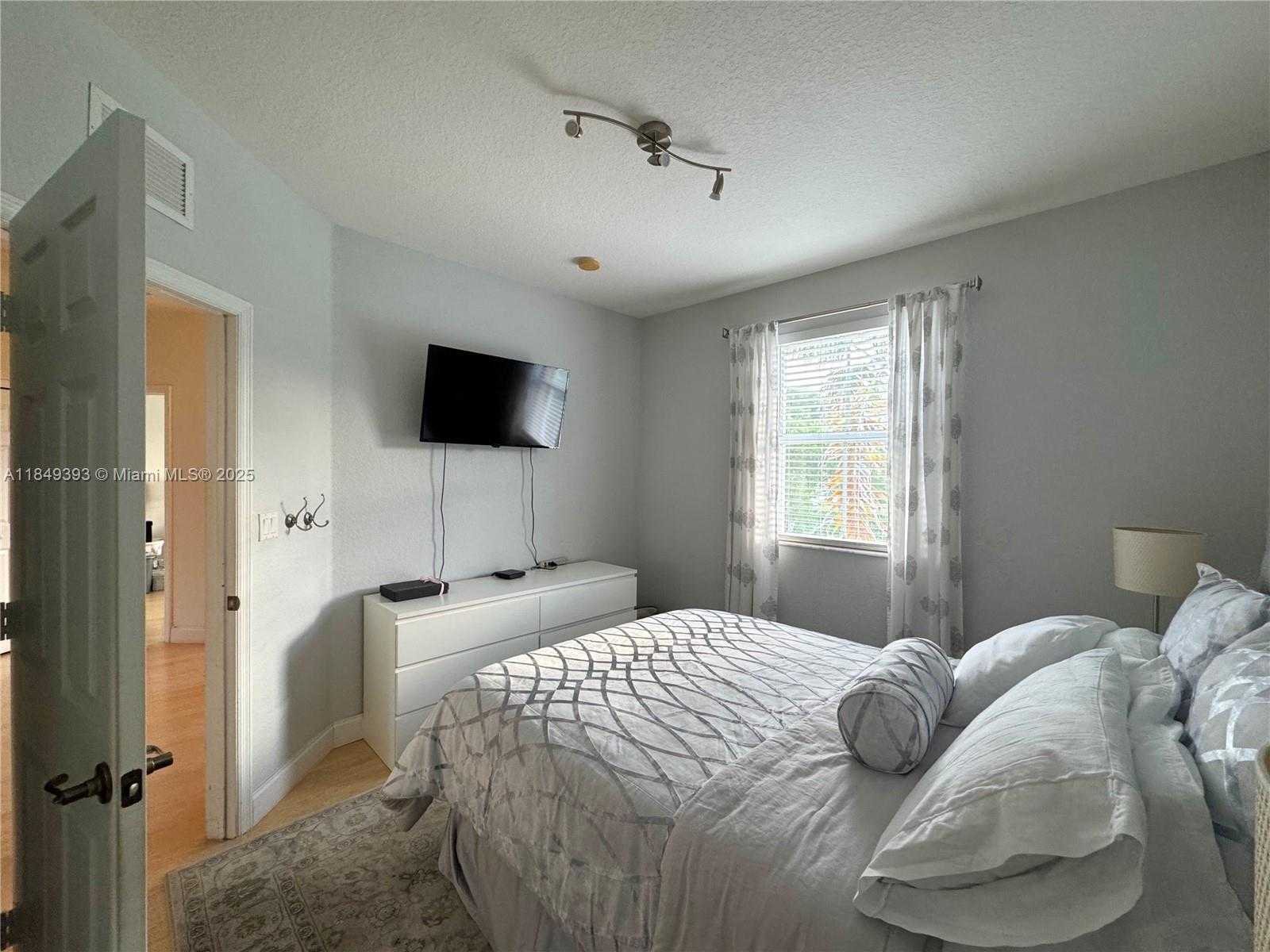 Small Image of 11575 SOUTH WEST 138TH AVE, Miami Number 18