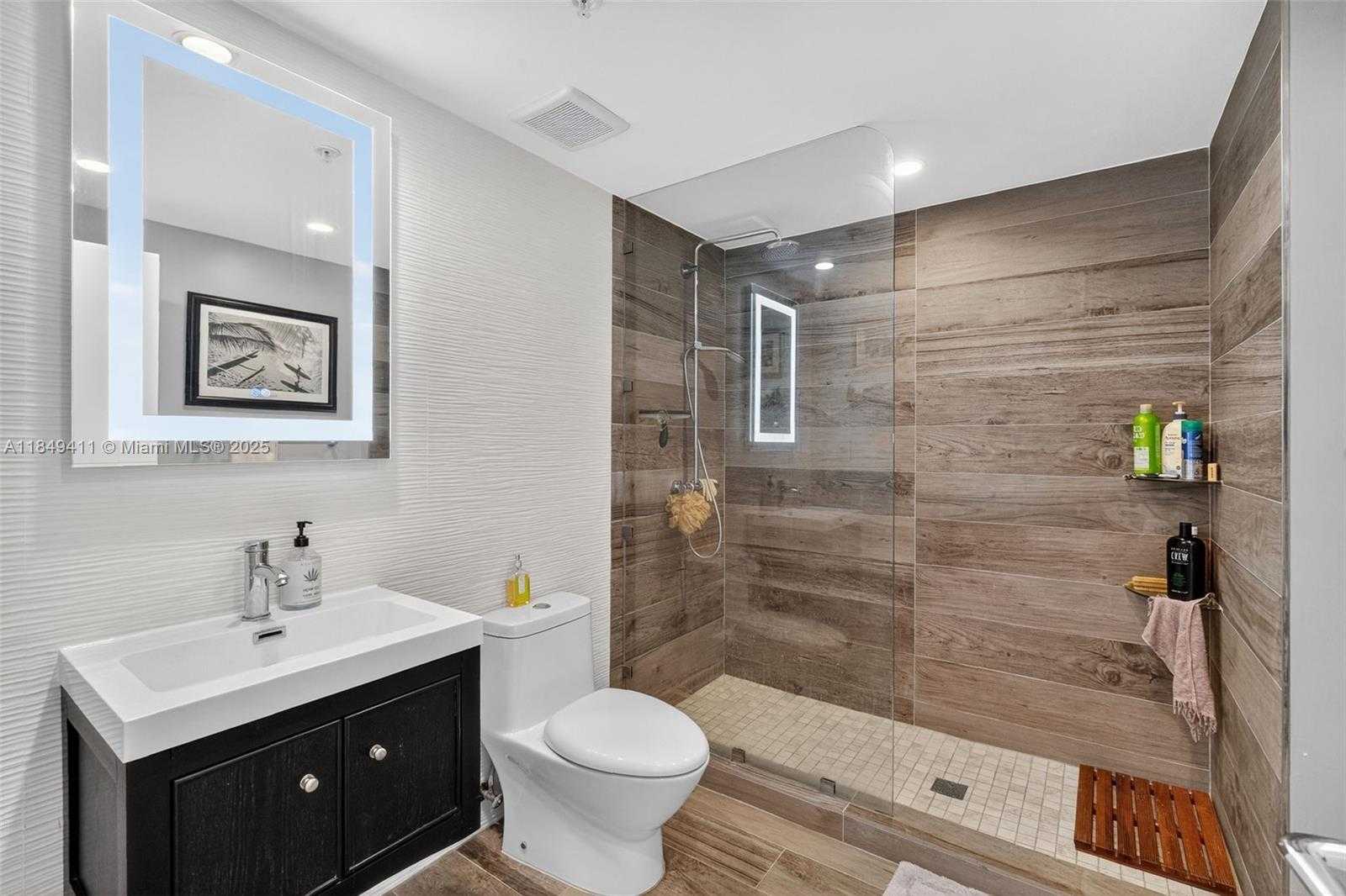 Small Image of 335 SOUTH BISCAYNE BLVD #3501, Miami Number 11