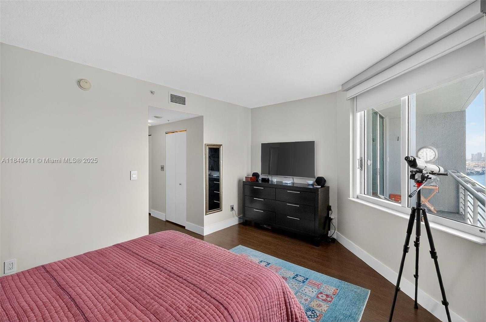 Small Image of 335 SOUTH BISCAYNE BLVD #3501, Miami Number 13