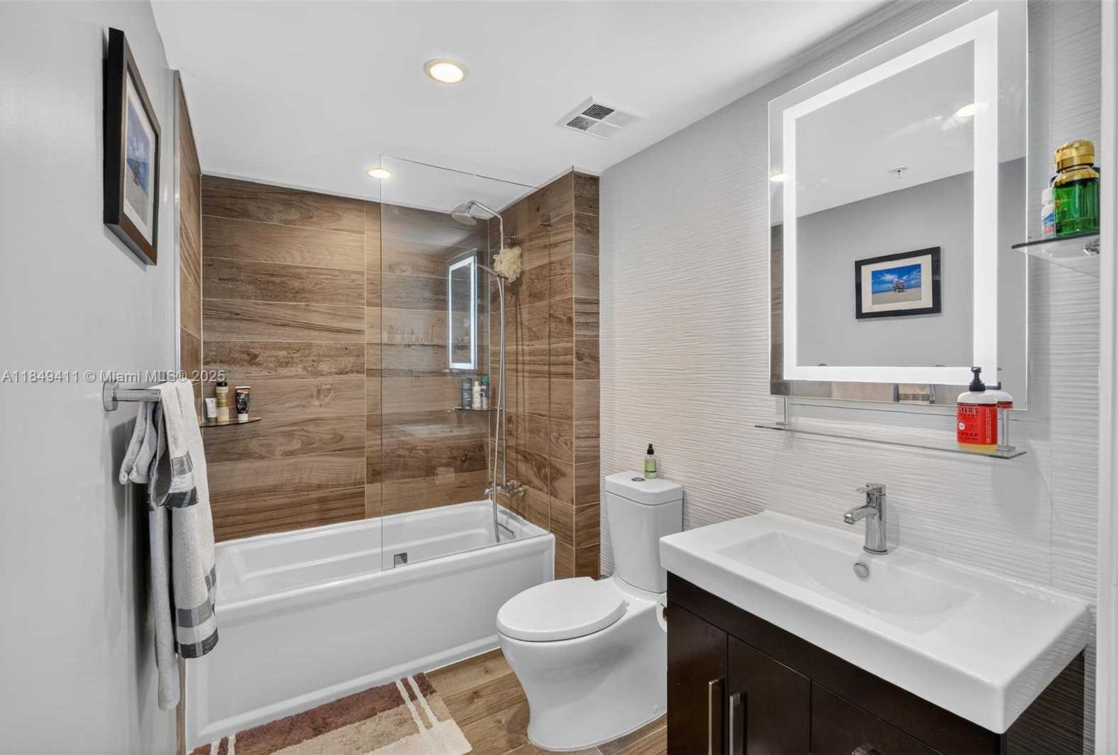 Small Image of 335 SOUTH BISCAYNE BLVD #3501, Miami Number 14