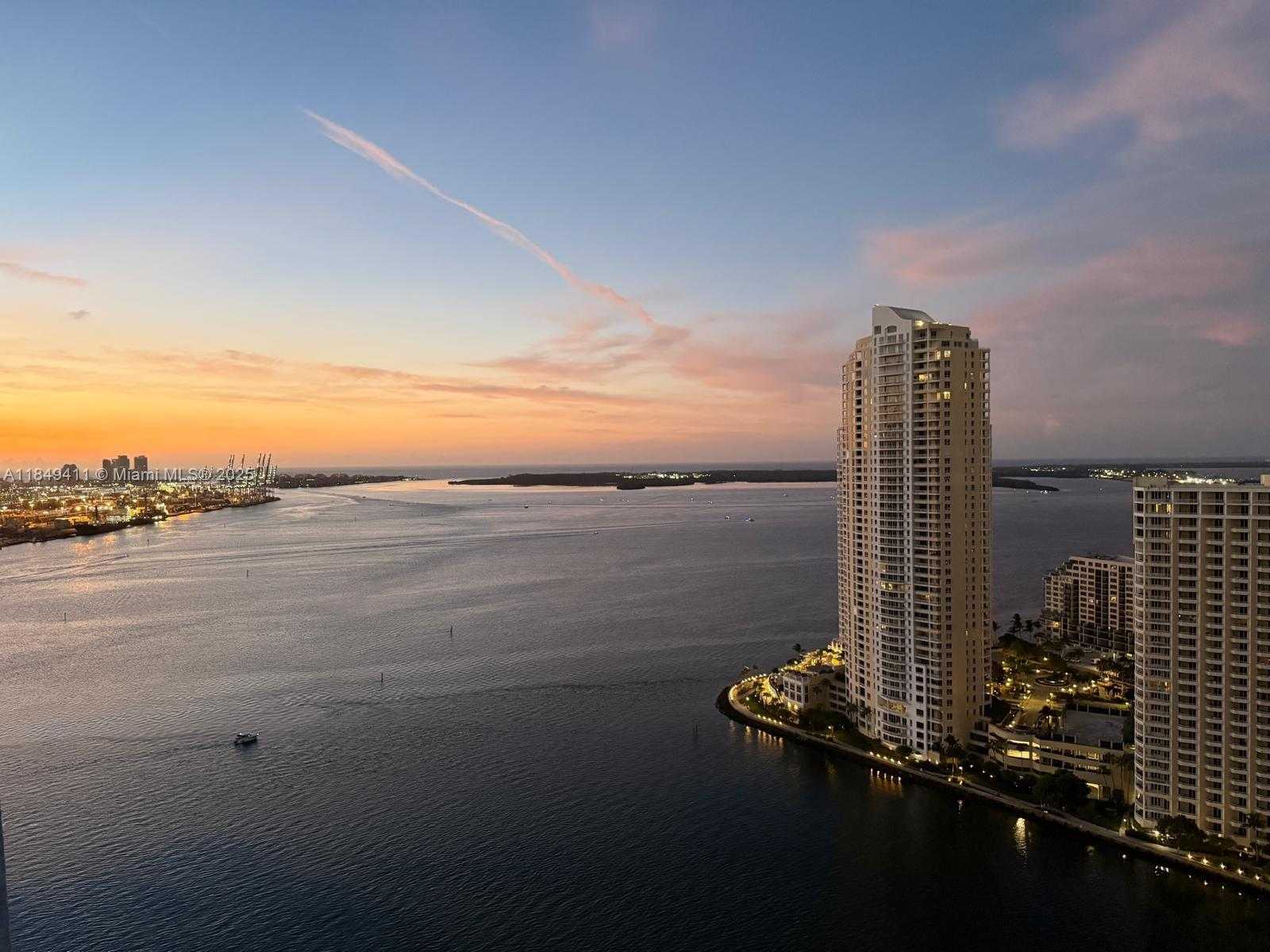 Small Image of 335 SOUTH BISCAYNE BLVD #3501, Miami Number 4
