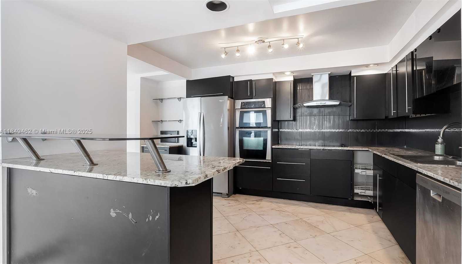 Small Image of 11111 BISCAYNE BLVD #15F, Miami Number 18