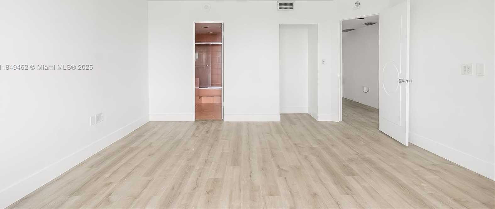 Small Image of 11111 BISCAYNE BLVD #15F, Miami Number 28