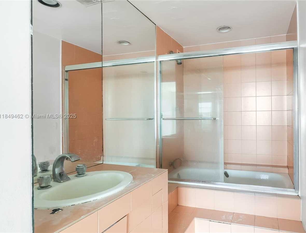 Small Image of 11111 BISCAYNE BLVD #15F, Miami Number 29