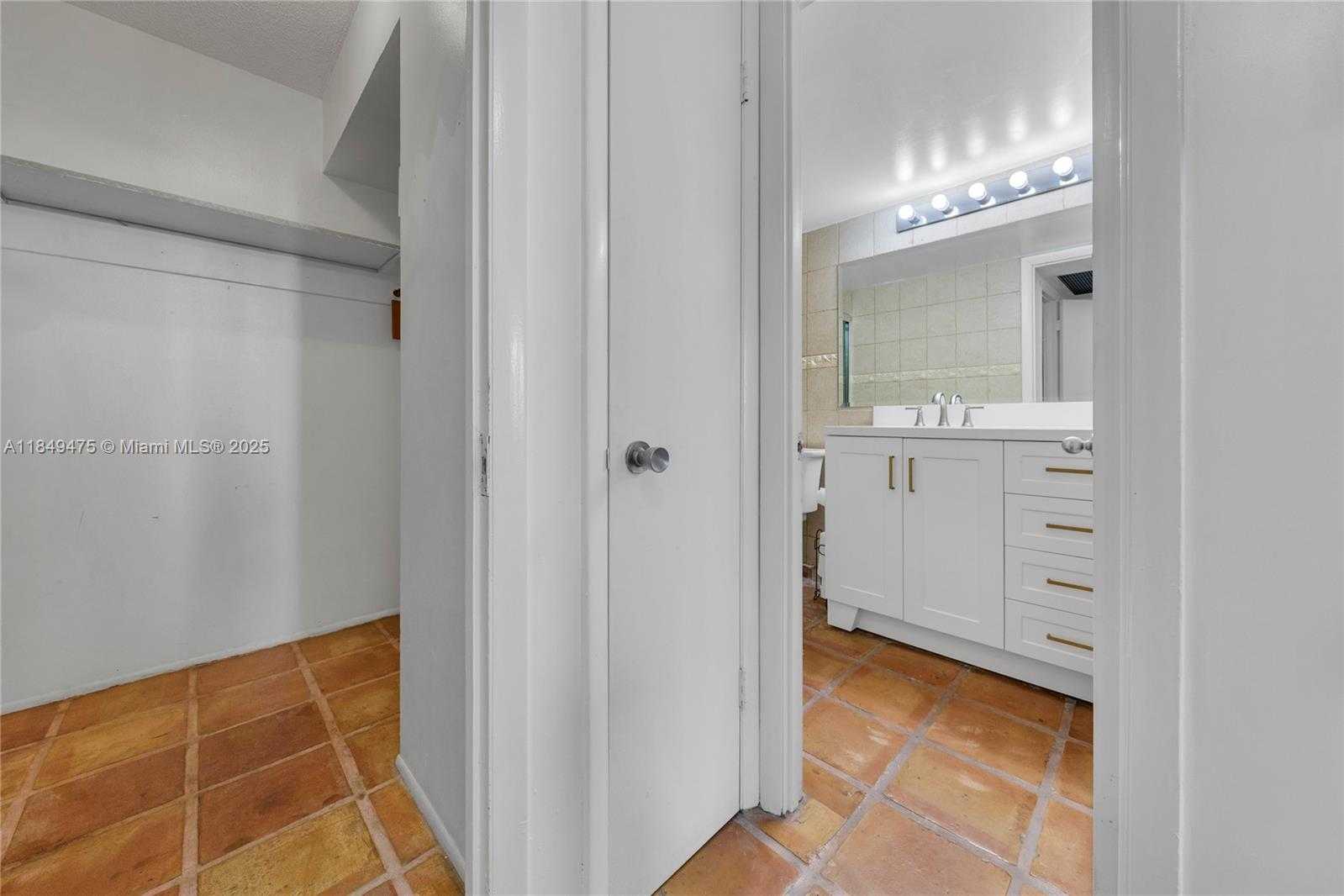 Small Image of 5555 COLLINS AVE #8U, Miami Beach Number 40
