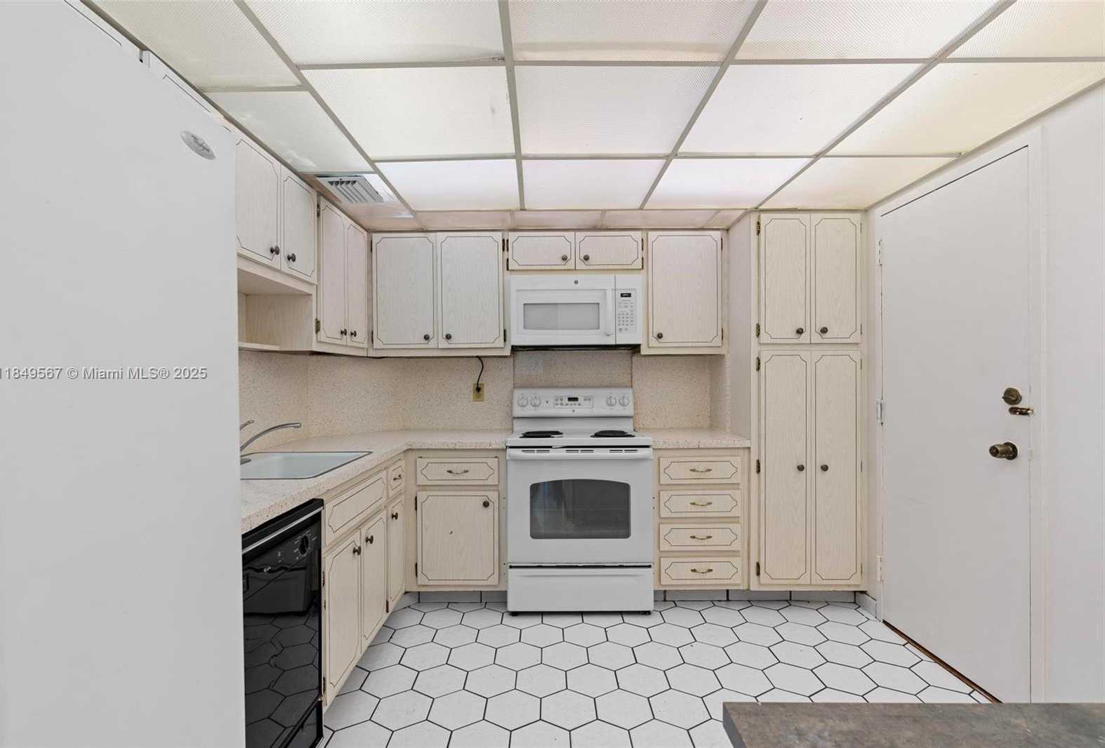 Small Image of 1965 SOUTH OCEAN DR #MS, Hallandale Beach Number 8