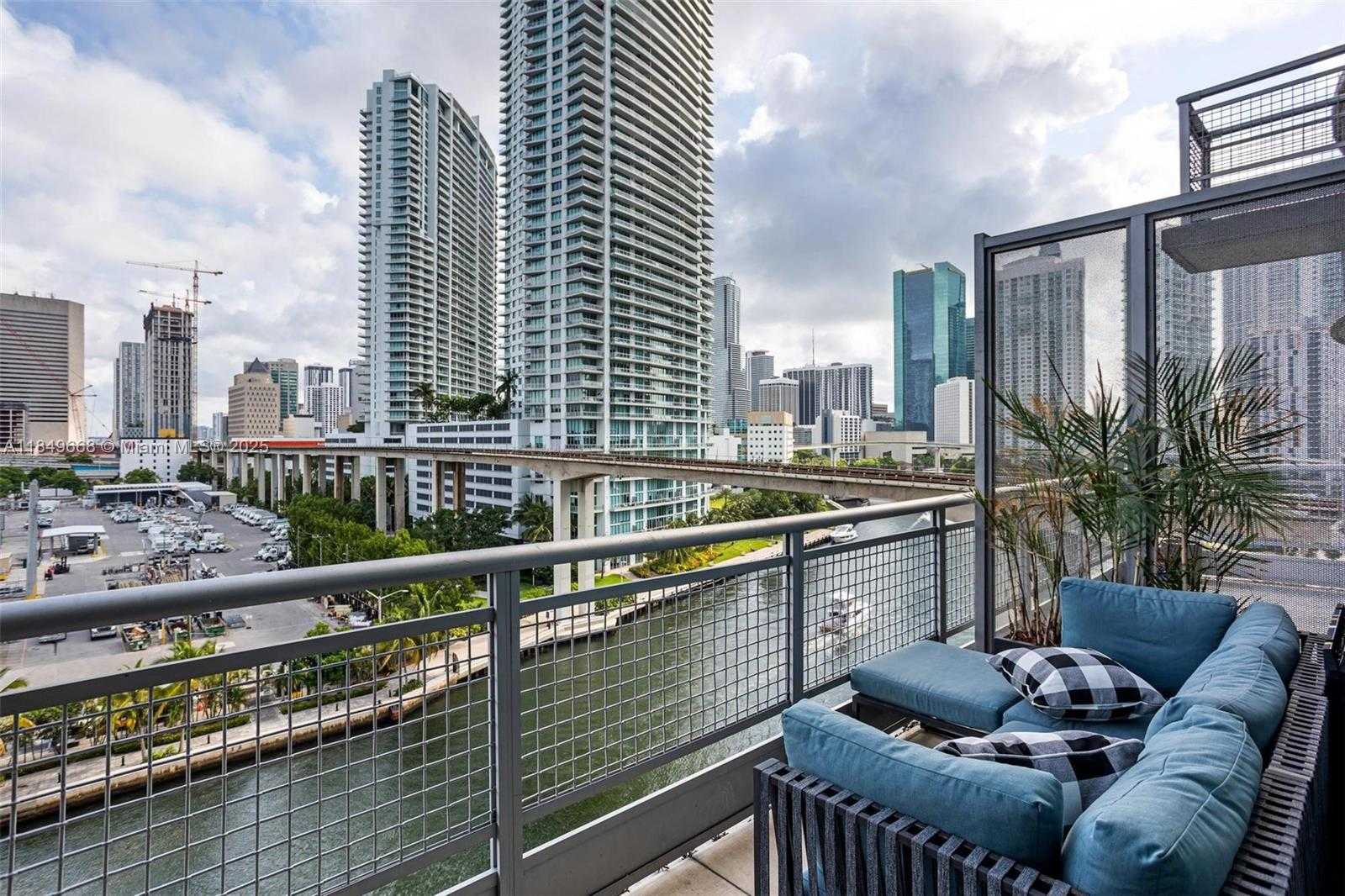Small Image of 690 SOUTH WEST 1ST CT #1005, Miami Number 8