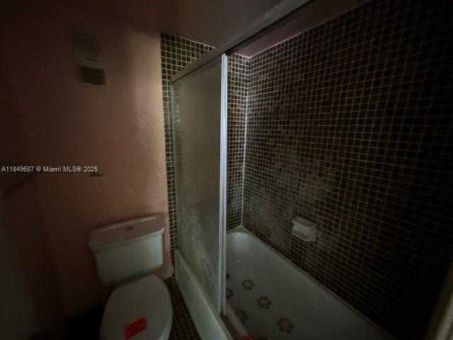 Small Image of 14124 KENDALE LAKES CIR, Miami Number 14
