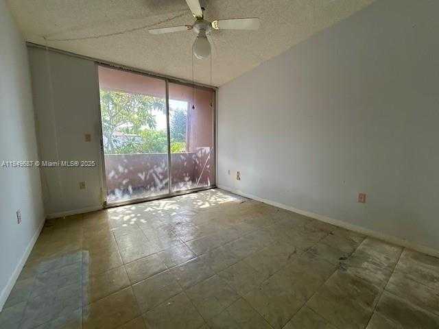 Small Image of 14124 KENDALE LAKES CIR, Miami Number 15