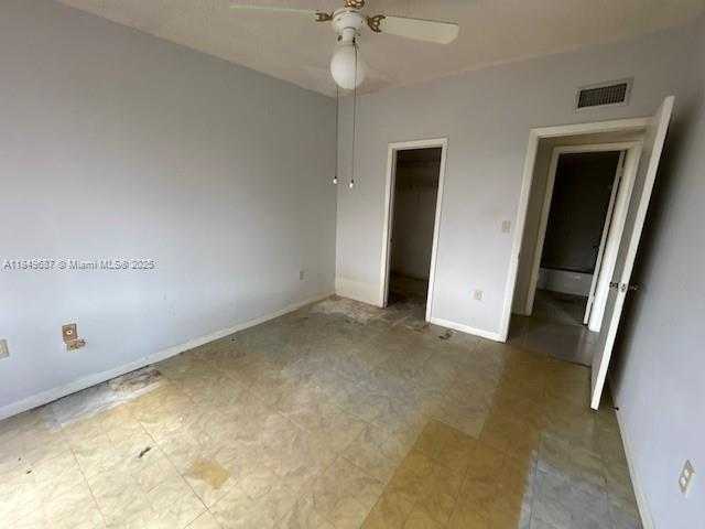 Small Image of 14124 KENDALE LAKES CIR, Miami Number 16