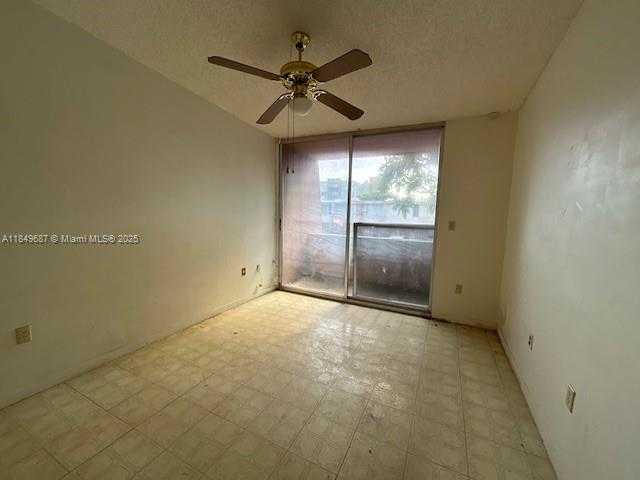 Small Image of 14124 KENDALE LAKES CIR, Miami Number 18