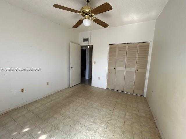 Small Image of 14124 KENDALE LAKES CIR, Miami Number 19