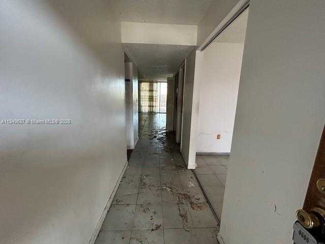 Small Image of 14124 KENDALE LAKES CIR, Miami Number 2