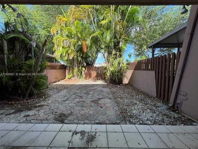 Small Image of 14124 KENDALE LAKES CIR, Miami Number 20