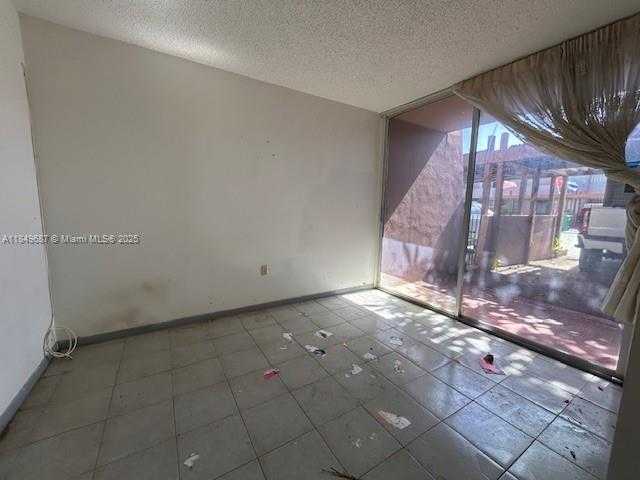 Small Image of 14124 KENDALE LAKES CIR, Miami Number 3