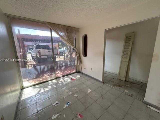 Small Image of 14124 KENDALE LAKES CIR, Miami Number 4