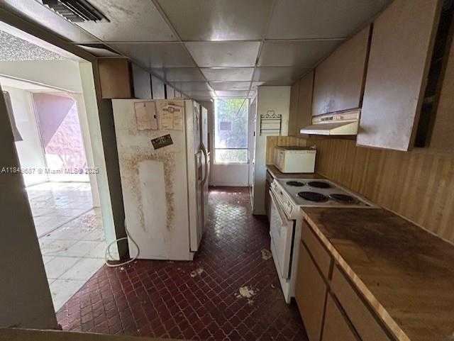 Small Image of 14124 KENDALE LAKES CIR, Miami Number 5