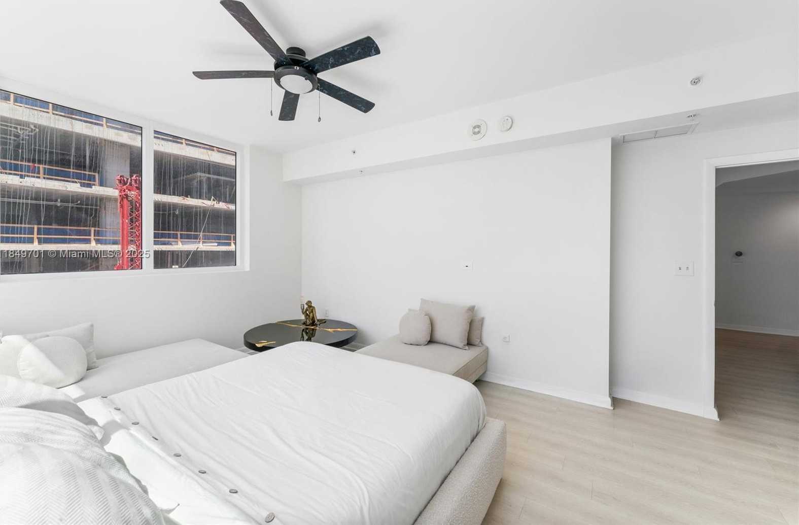 Small Image of 244 BISCAYNE BLVD #1808, Miami Number 11
