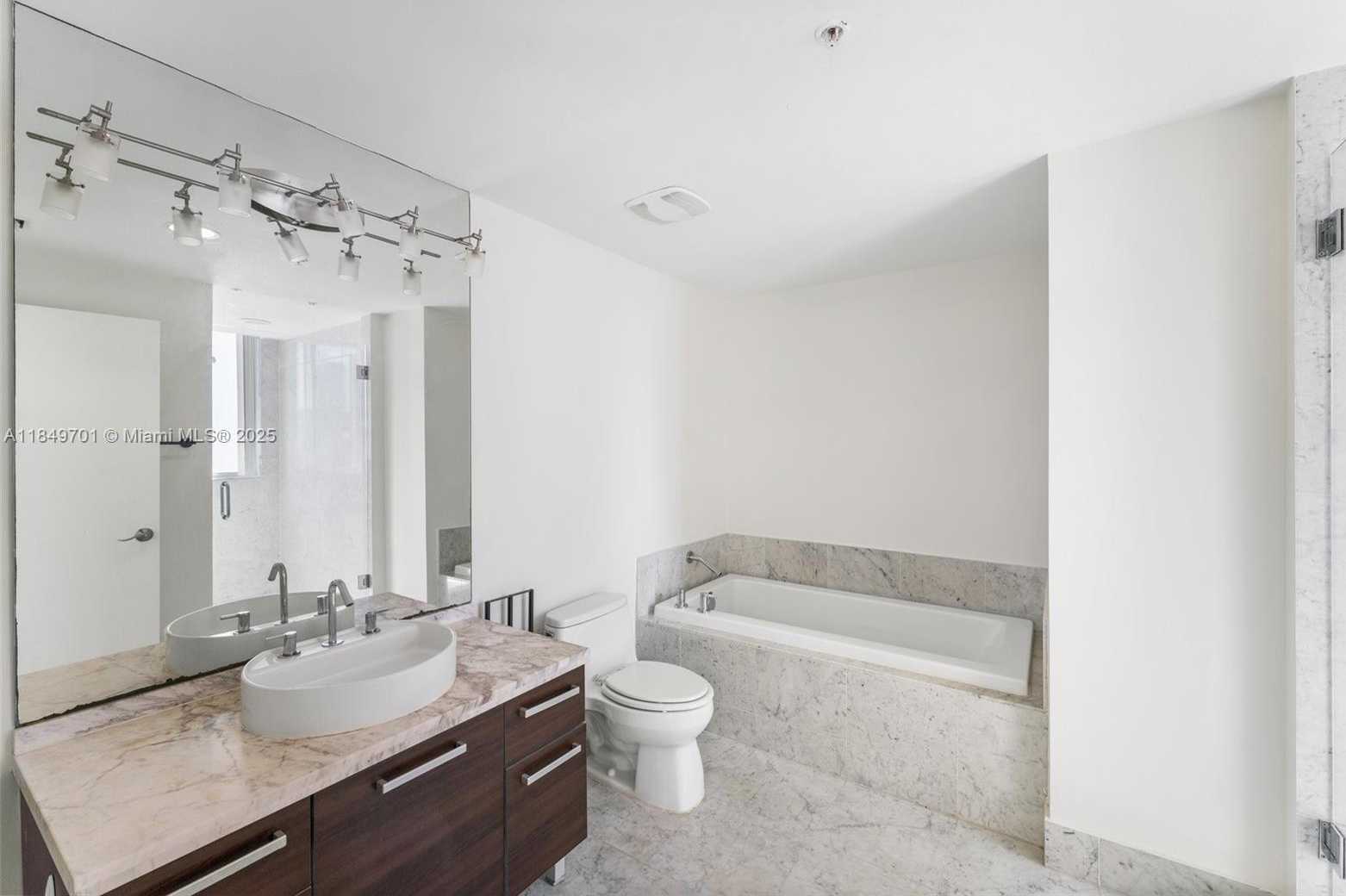 Small Image of 244 BISCAYNE BLVD #1808, Miami Number 13