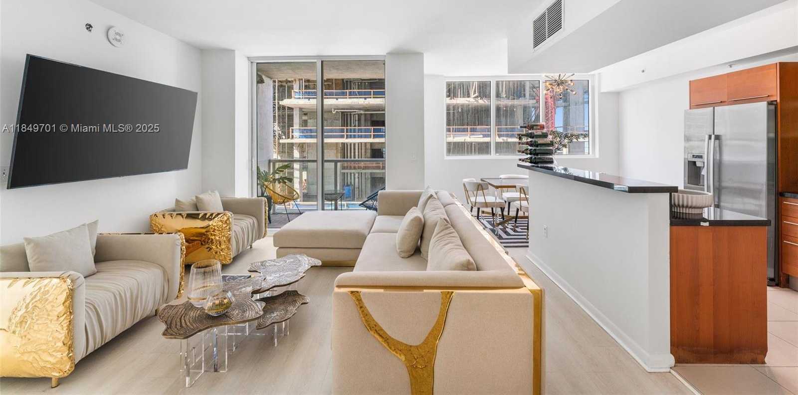 Small Image of 244 BISCAYNE BLVD #1808, Miami Number 3