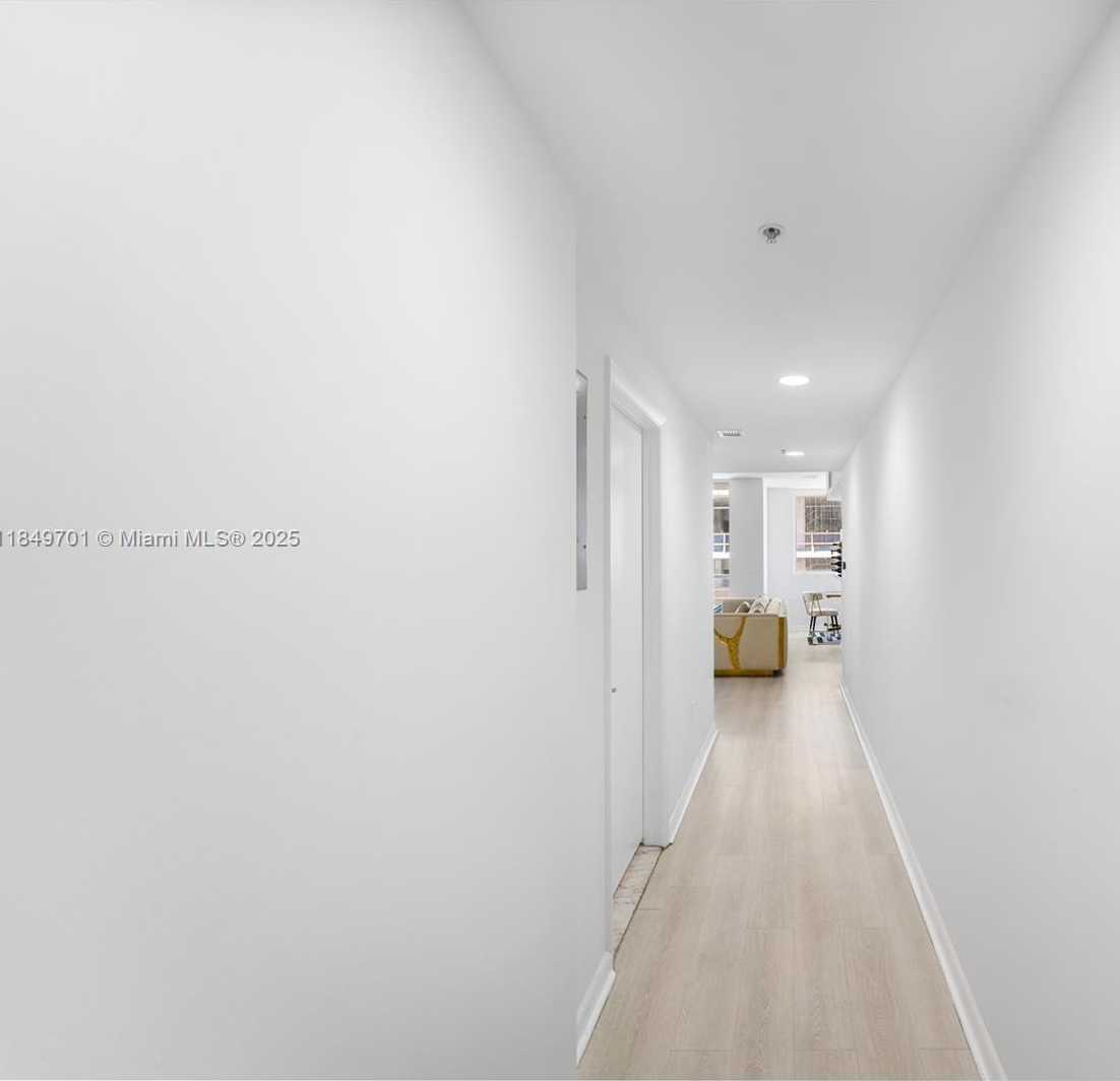 Small Image of 244 BISCAYNE BLVD #1808, Miami Number 4