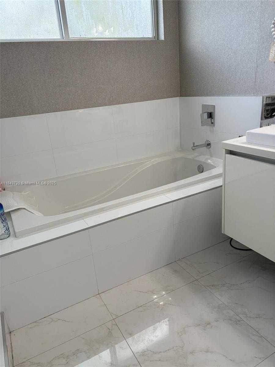Small Image of 10225 NORTH WEST 72ND TER, Doral Number 26