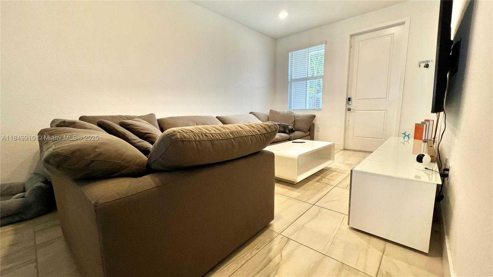 Small Image of 181 SOUTH WEST 170TH AVE, Pembroke Pines Number 4