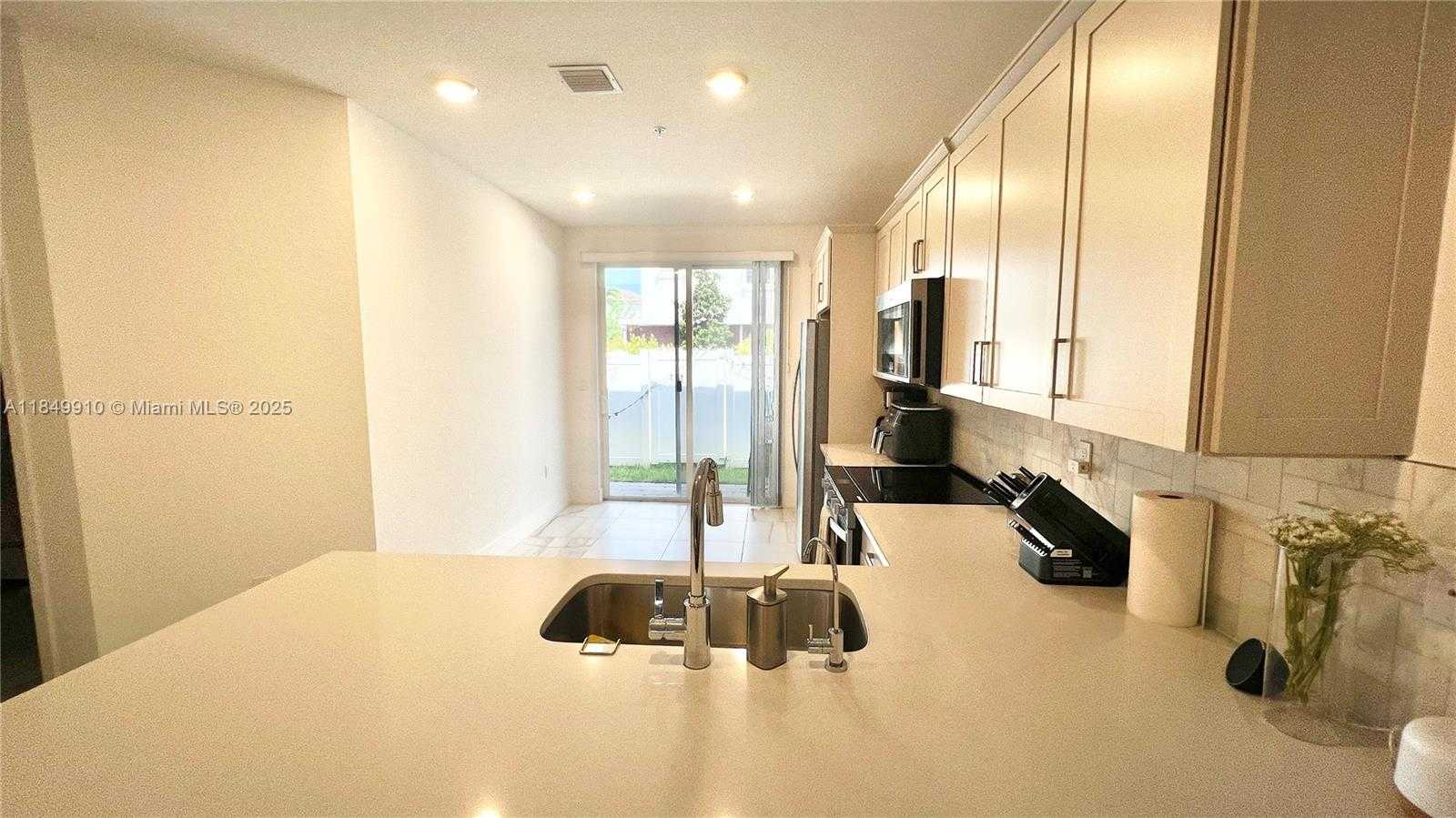 Small Image of 181 SOUTH WEST 170TH AVE, Pembroke Pines Number 9