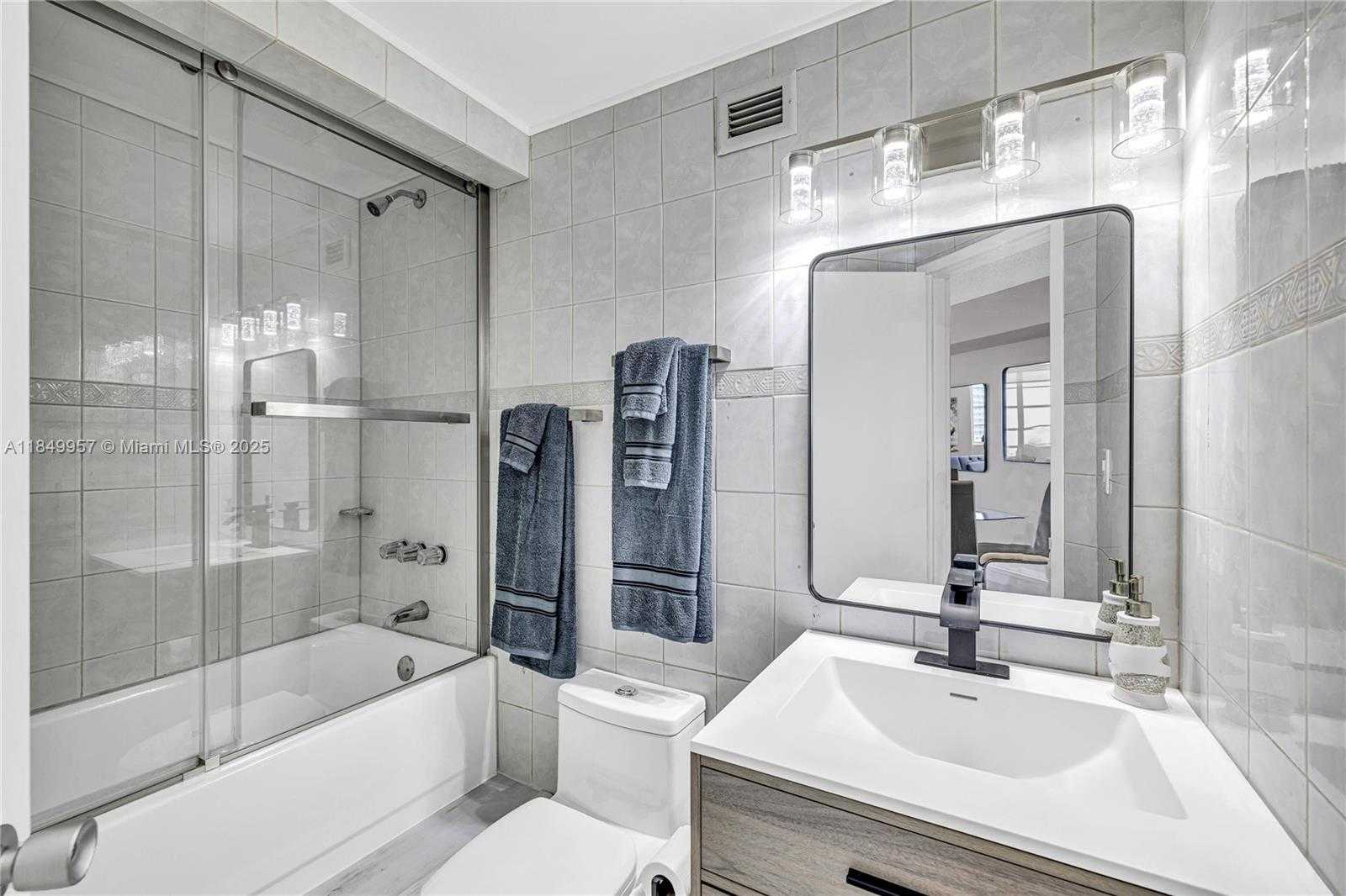 Small Image of 801 BRICKELL BAY DR #970, Miami Number 11