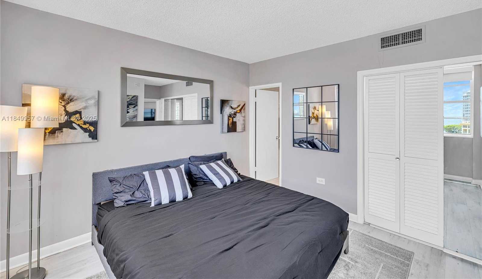 Small Image of 801 BRICKELL BAY DR #970, Miami Number 16