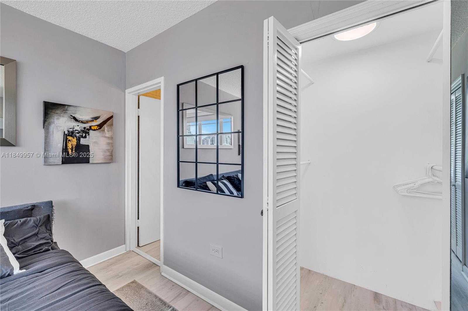 Small Image of 801 BRICKELL BAY DR #970, Miami Number 18