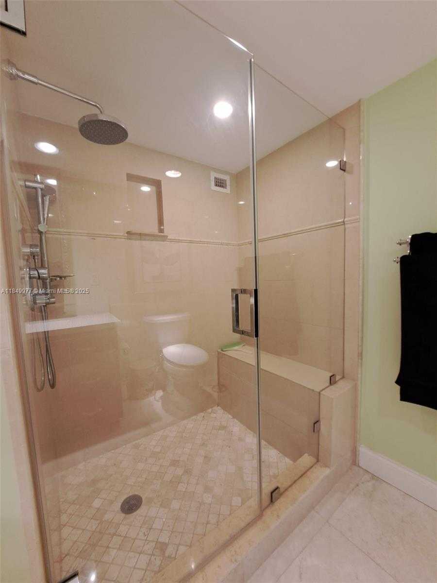 Small Image of 1000 PARKVIEW DR #1031, Hallandale Beach Number 12