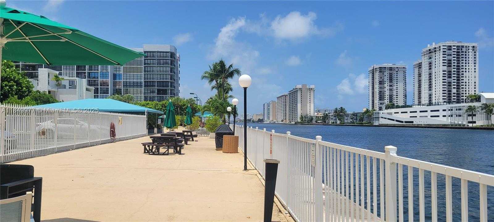 Small Image of 1000 PARKVIEW DR #1031, Hallandale Beach Number 17