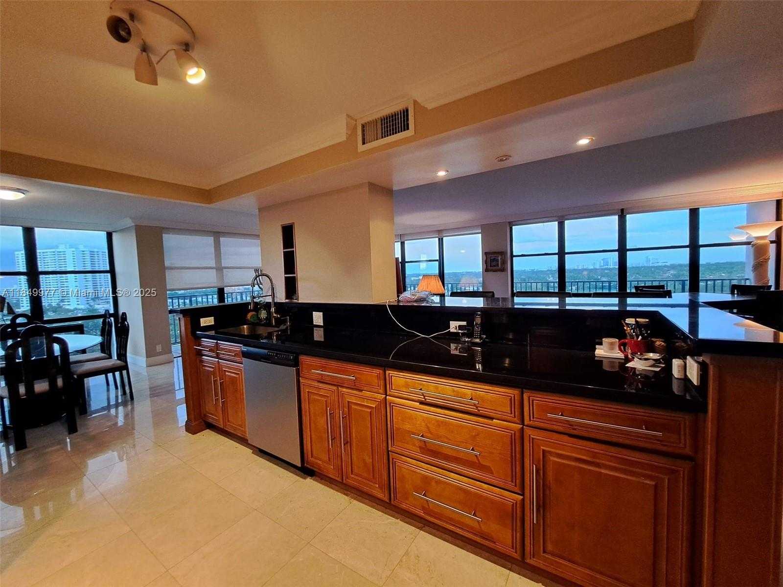 Small Image of 1000 PARKVIEW DR #1031, Hallandale Beach Number 3