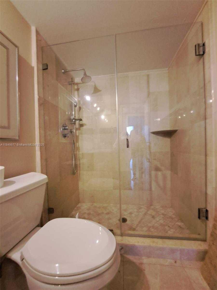 Small Image of 1000 PARKVIEW DR #1031, Hallandale Beach Number 8
