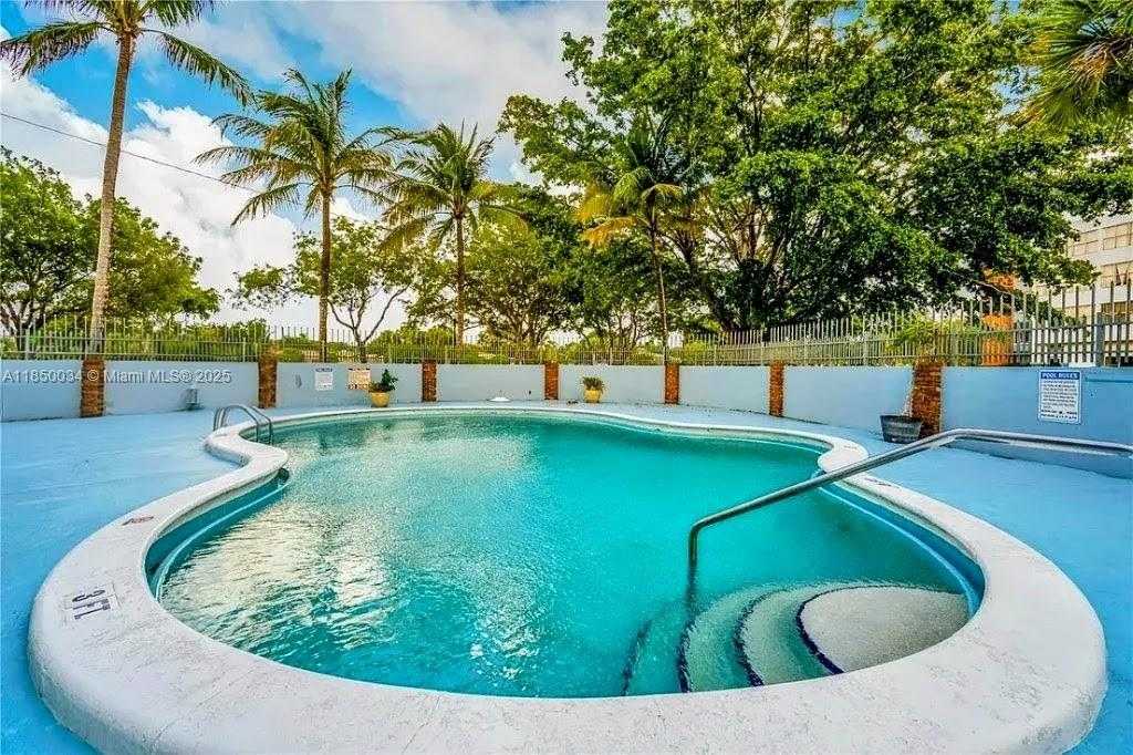 Small Image of 16850 SOUTH GLADES DR #6D, North Miami Beach Number 7