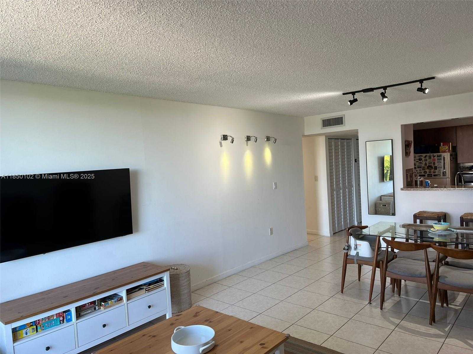 Small Image of 9682 FONTAINEBLEAU BLVD #401, Miami Number 15
