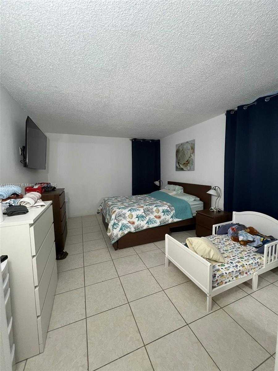 Small Image of 9682 FONTAINEBLEAU BLVD #401, Miami Number 25