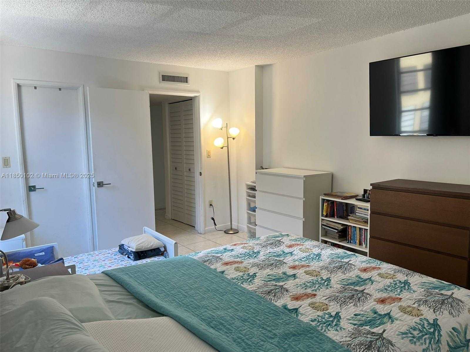 Small Image of 9682 FONTAINEBLEAU BLVD #401, Miami Number 27