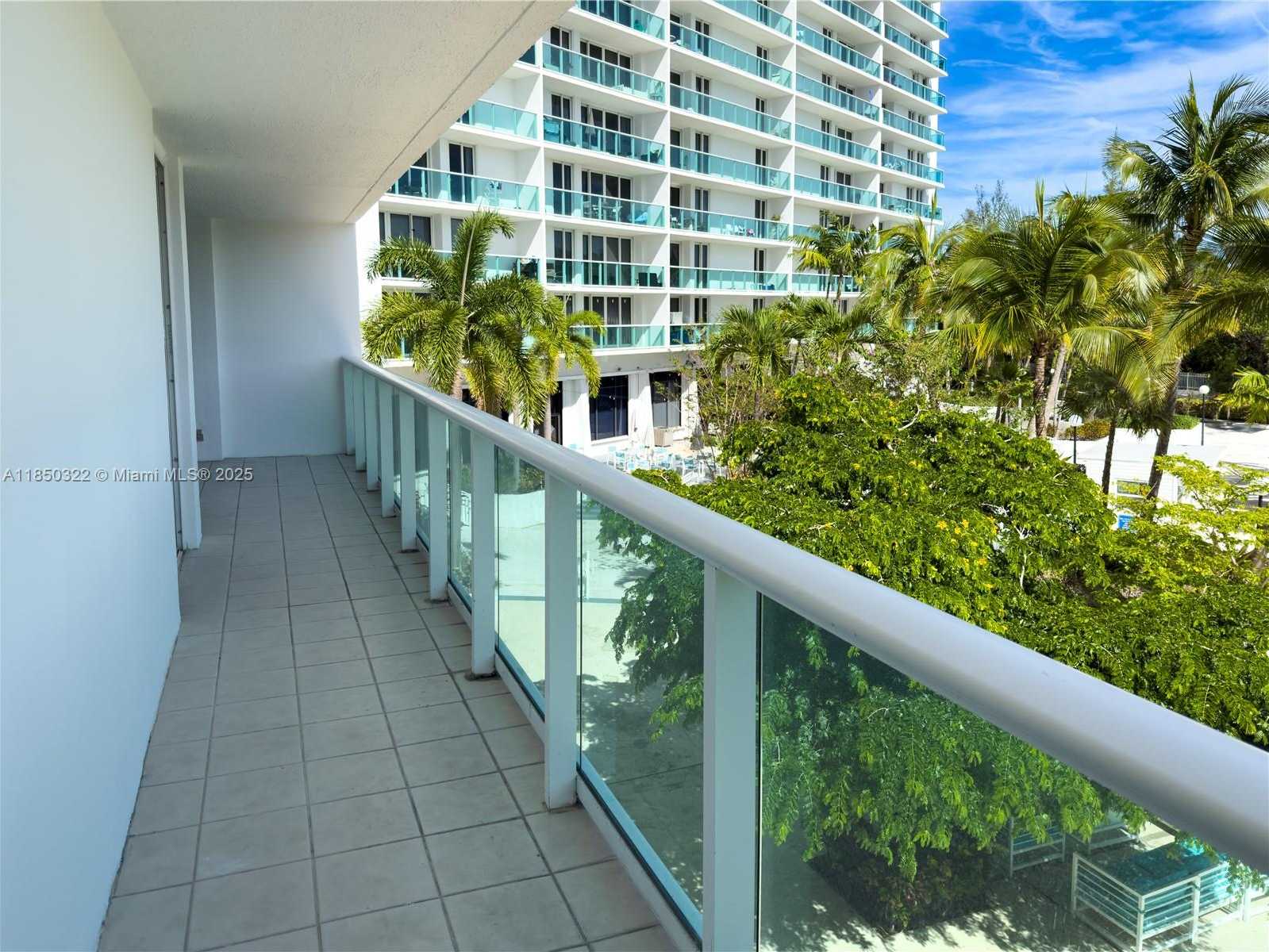 Small Image of 100 BAYVIEW DR #224, Sunny Isles Beach Number 2