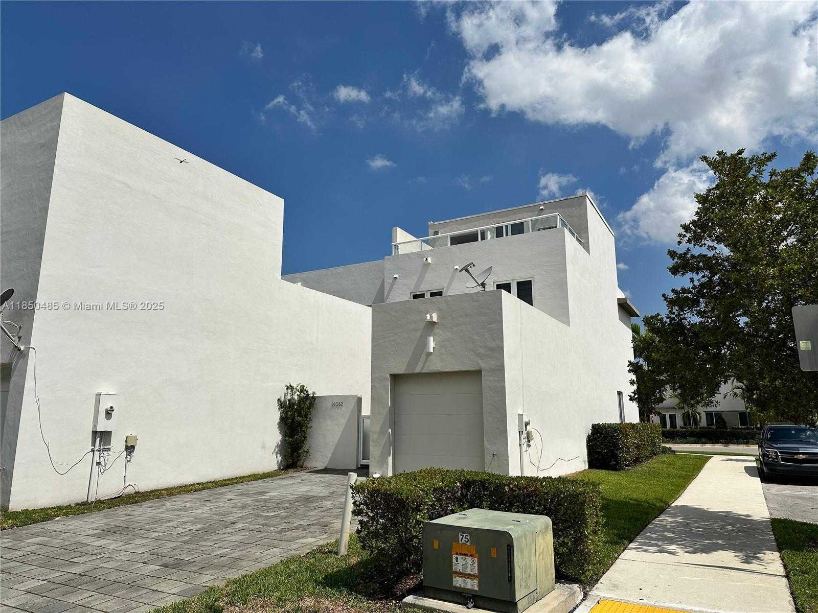Small Image of 10362 NORTH WEST 66TH ST, Doral Number 2
