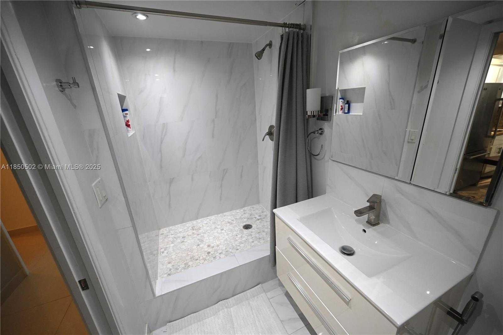Small Image of 6450 COLLINS AVE #1103, Miami Beach Number 8