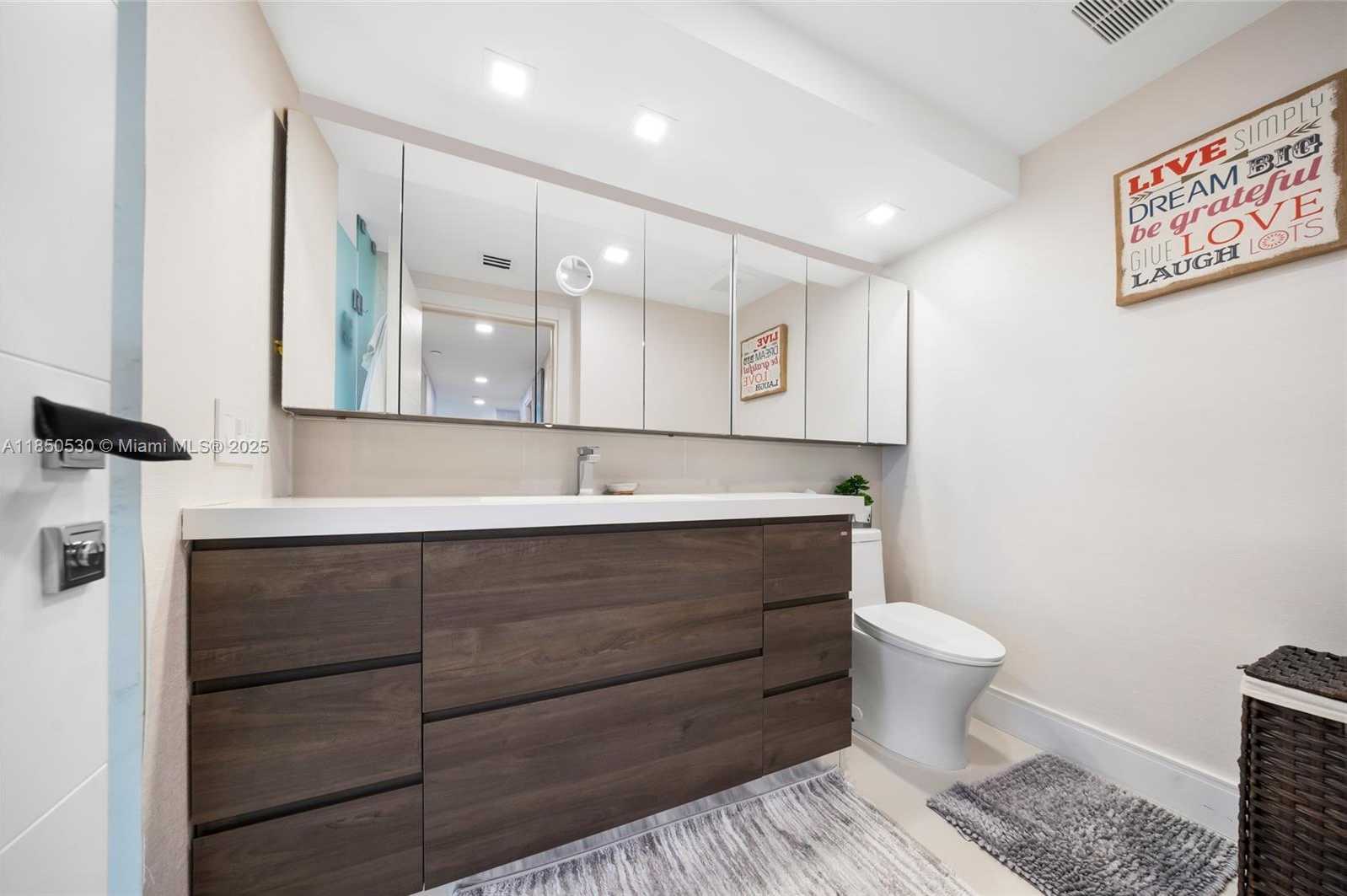 Small Image of 1581 BRICKELL AVE #506, Miami Number 8