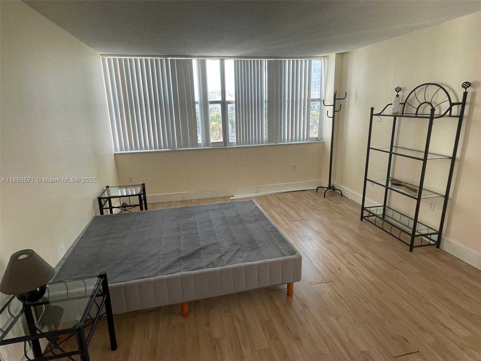 Small Image of 5838 COLLINS AVE #5H, Miami Beach Number 10