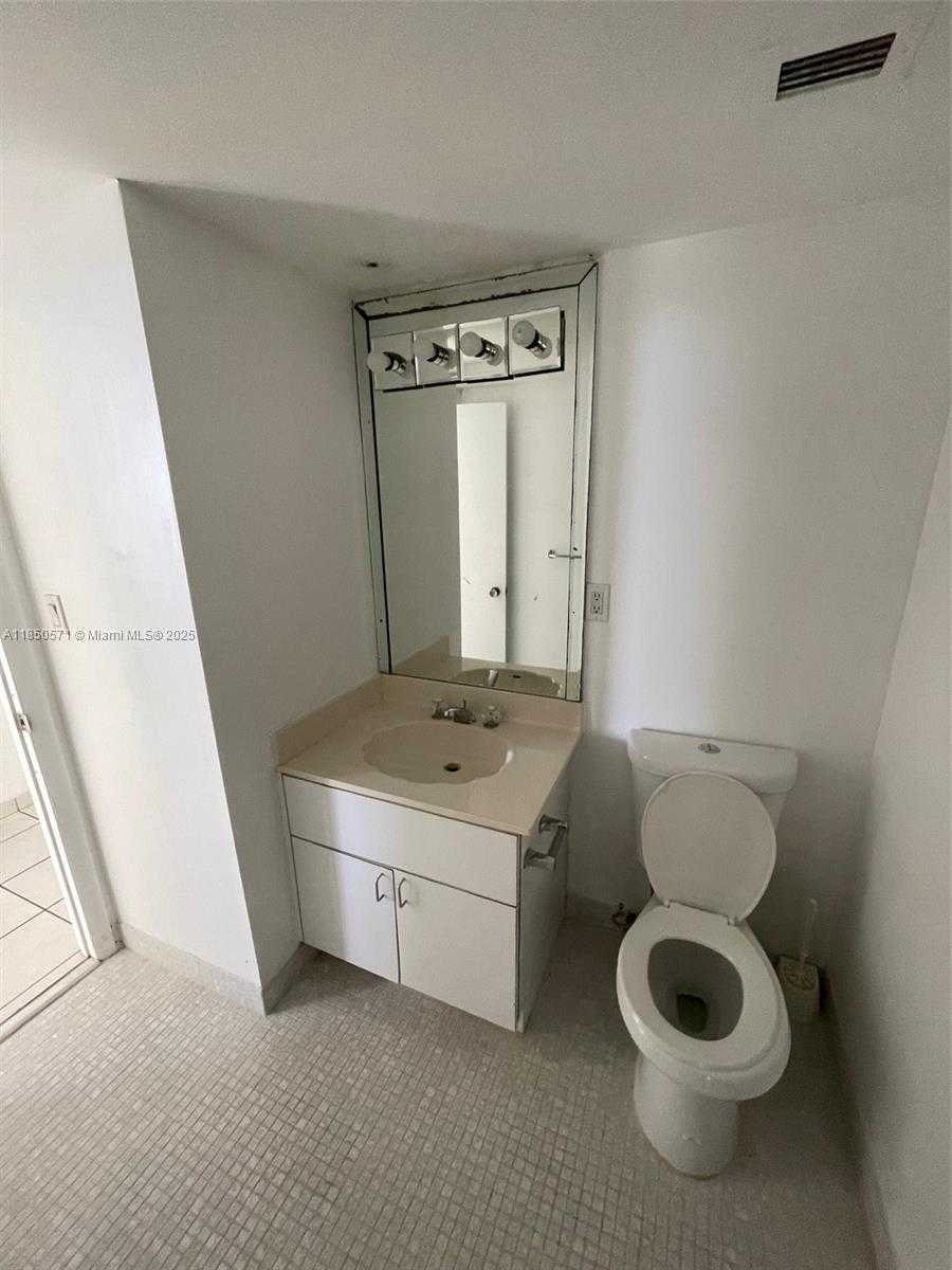 Small Image of 5838 COLLINS AVE #5H, Miami Beach Number 13