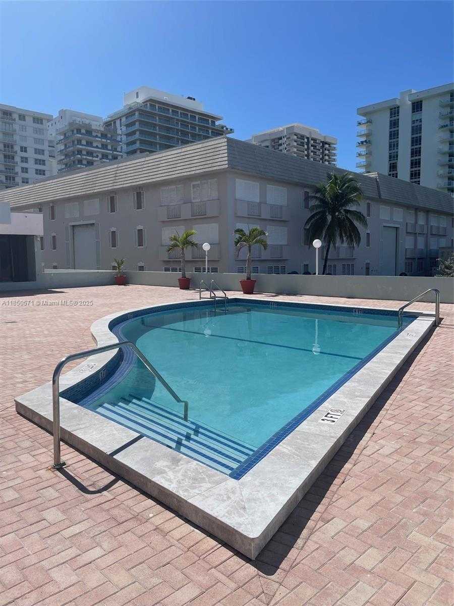 Small Image of 5838 COLLINS AVE #5H, Miami Beach Number 17