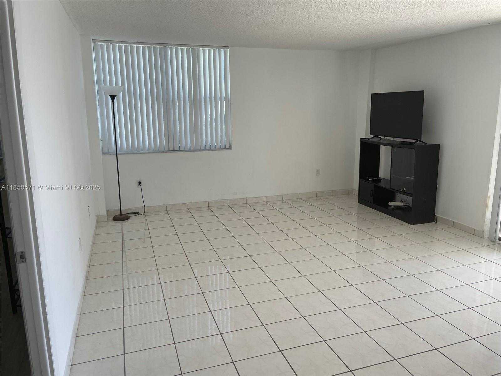 Small Image of 5838 COLLINS AVE #5H, Miami Beach Number 2